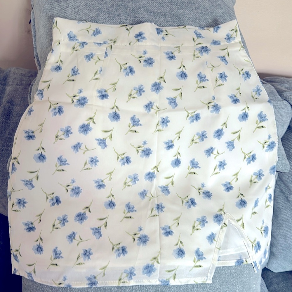 never worn white with blue flower lined skirt